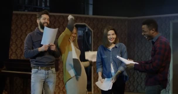 Acteurs discutant pendant la répétition dans un théâtre — Video
