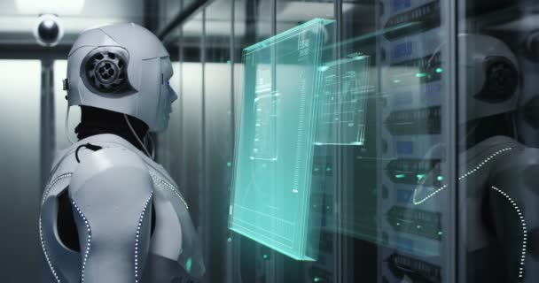 Робот-гуманоид работает в дата-центре — стоковое видео