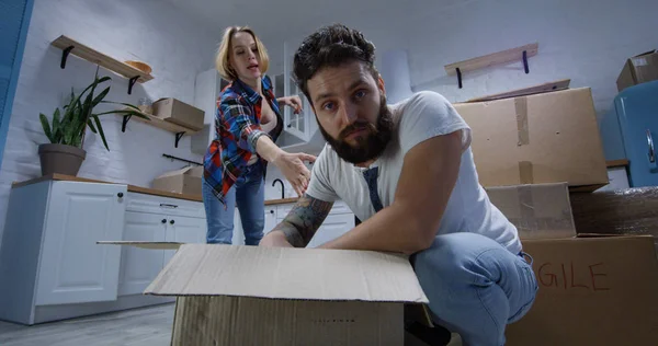 Jong koppel verplaatsen in hun nieuwe huis — Stockfoto