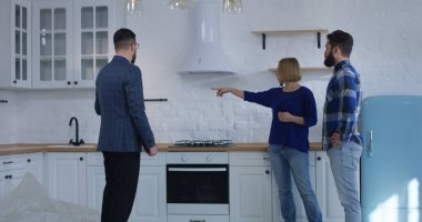 Emlakçı özelliği bir çift için gösterilen