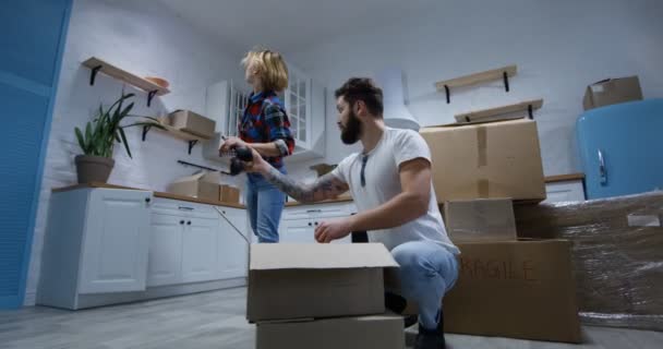 Jeune couple déménageant dans leur nouvelle maison — Video