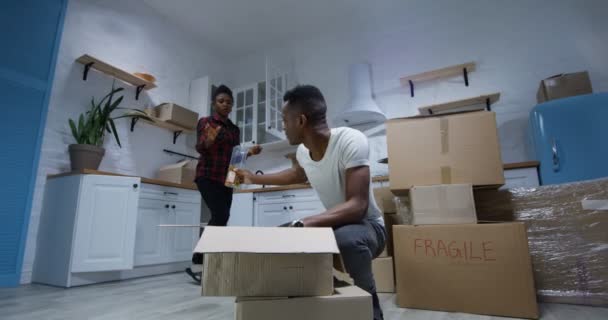 Jeune couple déménageant dans leur nouvelle maison — Video