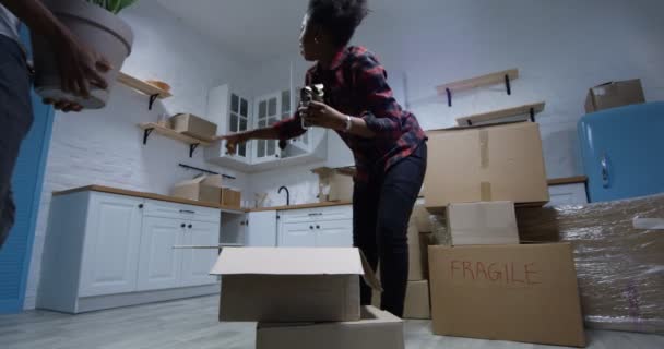 Mladý pár, pohybující se v jejich novém domově — Stock video