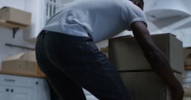 genç bir çift yeni evlerinde taşıma