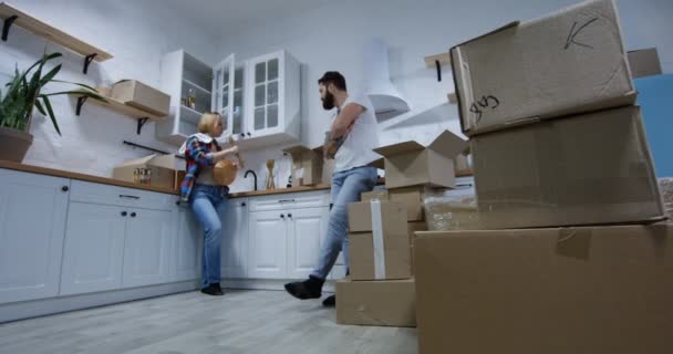 Jeune couple déménageant dans leur nouvelle maison — Video