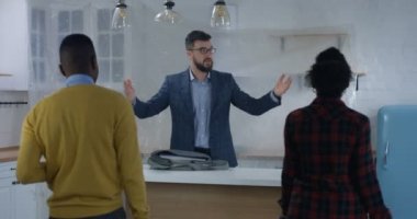 Emlakçı özelliği bir çift için gösterilen