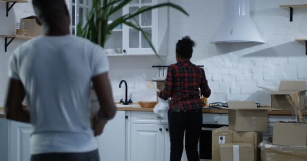 Casal jovem se mudando em sua nova casa — Vídeo de Stock