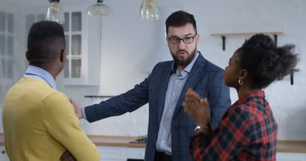 Jong koppel controleren nieuwe eigenschap met een onroerende goederenagent — Stockvideo