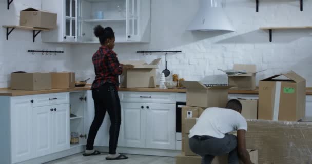 Unga par som flyttar i sitt nya hem — Stockvideo