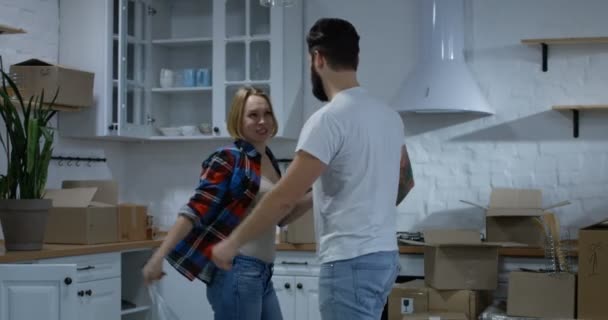 Молодая пара танцует в своем новом доме — стоковое видео