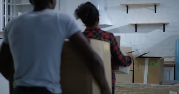 Jong koppel verplaatsen in hun nieuwe huis — Stockvideo