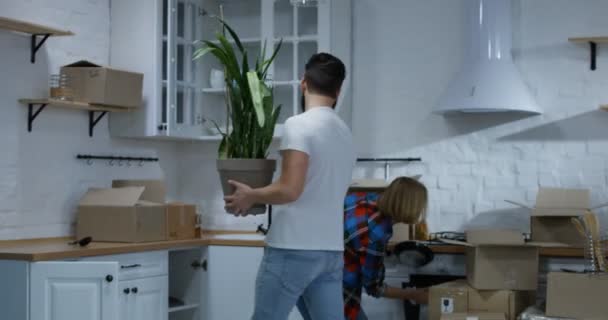 Молода пара рухається в своєму новому будинку — стокове відео
