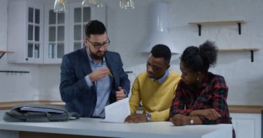 Genç adam karısıyla özelliği sözleşme imzalama