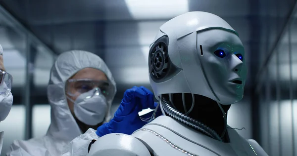 Ingeniero de fijación de cables en el control del robot —  Fotos de Stock