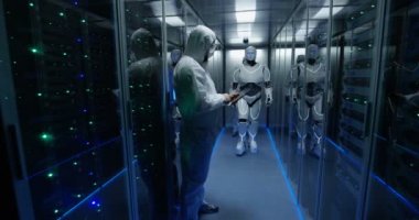 Robot denetimleri de onun içine laboratuvar test mühendisleri