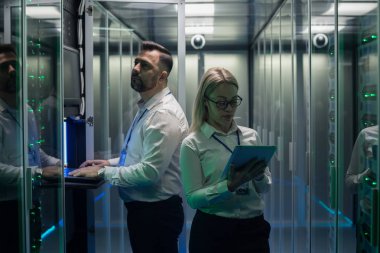 Veri merkezindeki coworking mühendisleri