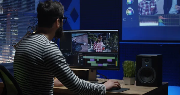 Genç adam arka oturma ve bir oda içinde video düzenleme