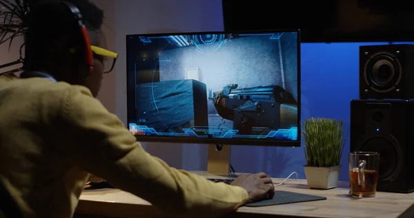 Fiatal ember játszik videó-játék belsejében egy szobában — Stock Fotó
