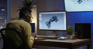 Bir 3d arka ve düzenleme oturan genç adam onun bilgisayar üzerinde model