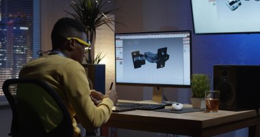 Bir 3d arka ve düzenleme oturan genç adam onun bilgisayar üzerinde model