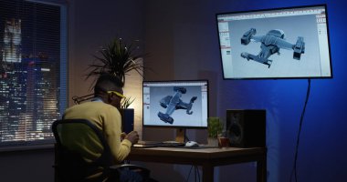 Bir 3d arka ve düzenleme oturan genç adam onun bilgisayar üzerinde model