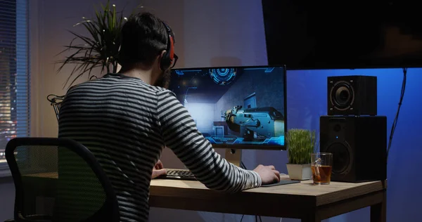Jonge man spelen video game in een kamer — Stockfoto