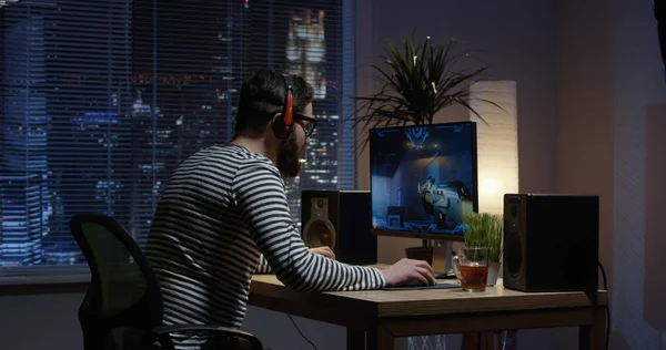 Jovem jogando videogame dentro de uma sala — Fotografia de Stock