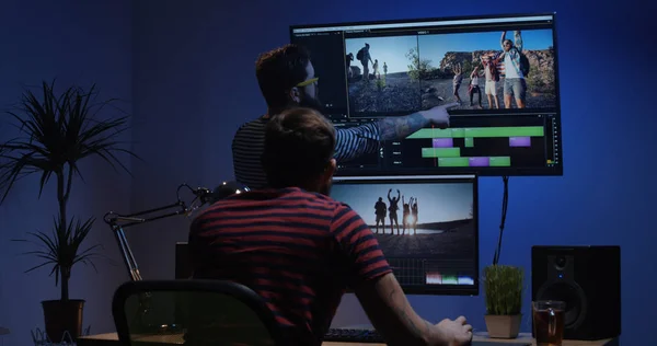 Jovem edição de vídeo dentro da sala — Fotografia de Stock