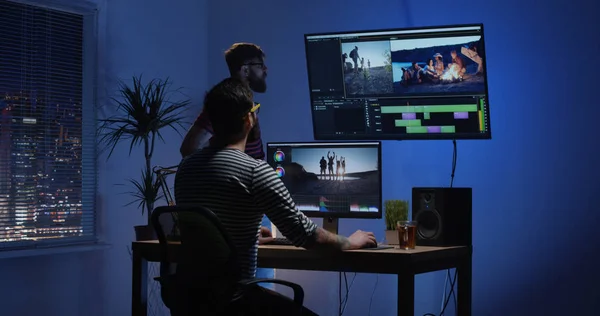 Jovem edição de vídeo dentro da sala — Fotografia de Stock