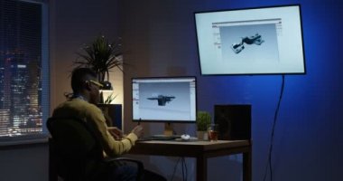 Bir 3d arka ve düzenleme oturan genç adam onun bilgisayar üzerinde model
