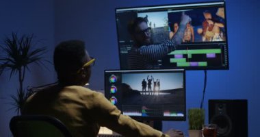 Genç adam odanın içinde video düzenleme