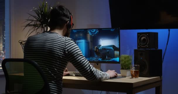 Молодий чоловік грає у відеогру всередині кімнати — стокове відео