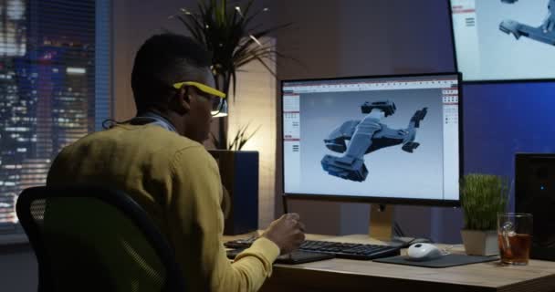 Jonge man siiting rug en bewerken van een afbeelding op zijn computer — Stockvideo