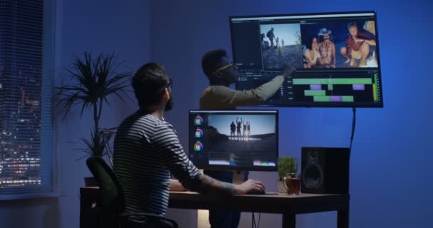 Tineri om editarea video în interiorul camerei — Videoclip de stoc
