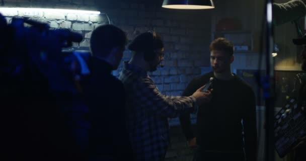 Director coordinating actors in fight scene — Stock Video