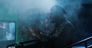 İşçilerin film üzerinde çalışırken bağırarak film yapımcısı