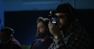 Genç yönetmen bir film setinde talimatlar vermek