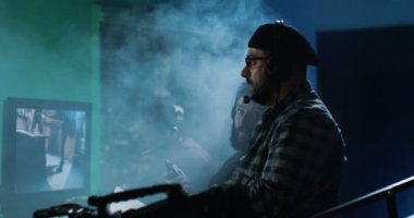 Genç yönetmenler film aktörler için talimatlar vermek