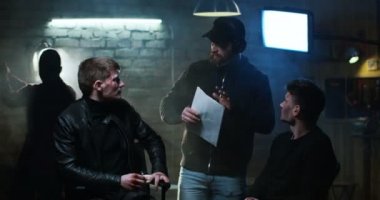 Genç yönetmen film oyuncuları için talimatlar vermek