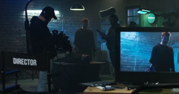 Diretor usando seu medidor de luz em um set de filme — Vídeo de Stock