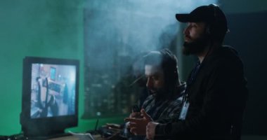 Genç yönetmenler film aktörler için talimatlar vermek