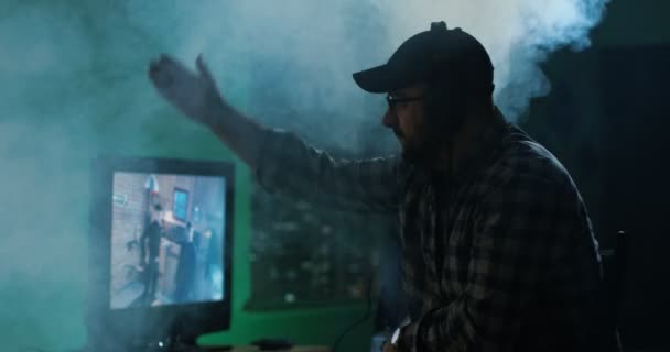 Cineasta gritando a los trabajadores mientras trabaja en la película — Vídeo de stock