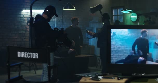 Режисер використовує свій світловий лічильник на знімальному майданчику — стокове відео