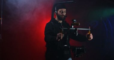 Sakallı adam koşum kamera ekipmanı için