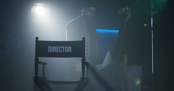 Yönetmen pozisyon için savunarak erkekler — Stok video