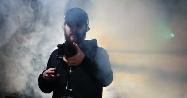 Equipe de filmagem tomada de cena em estúdio — Vídeo de Stock