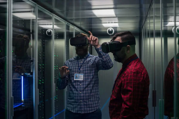 Ingenieros de TI usando gafas VR en la sala de servidores — Foto de Stock