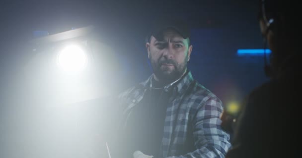 Film crew testing light equipment — Stock Video