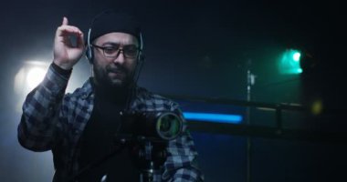 Genç yönetmen bir film setinde talimatlar vermek