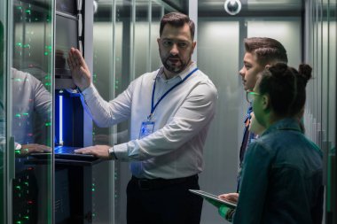 Bu sunucu parkta çocuklar ile yazarak teknisyen